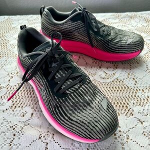 Skechers GOrun Forza 4 Hyper Black Pink Zebra Sneakers 8.5